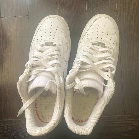 Size 9 US white airforces in very good condition. - Picture 2 of 3